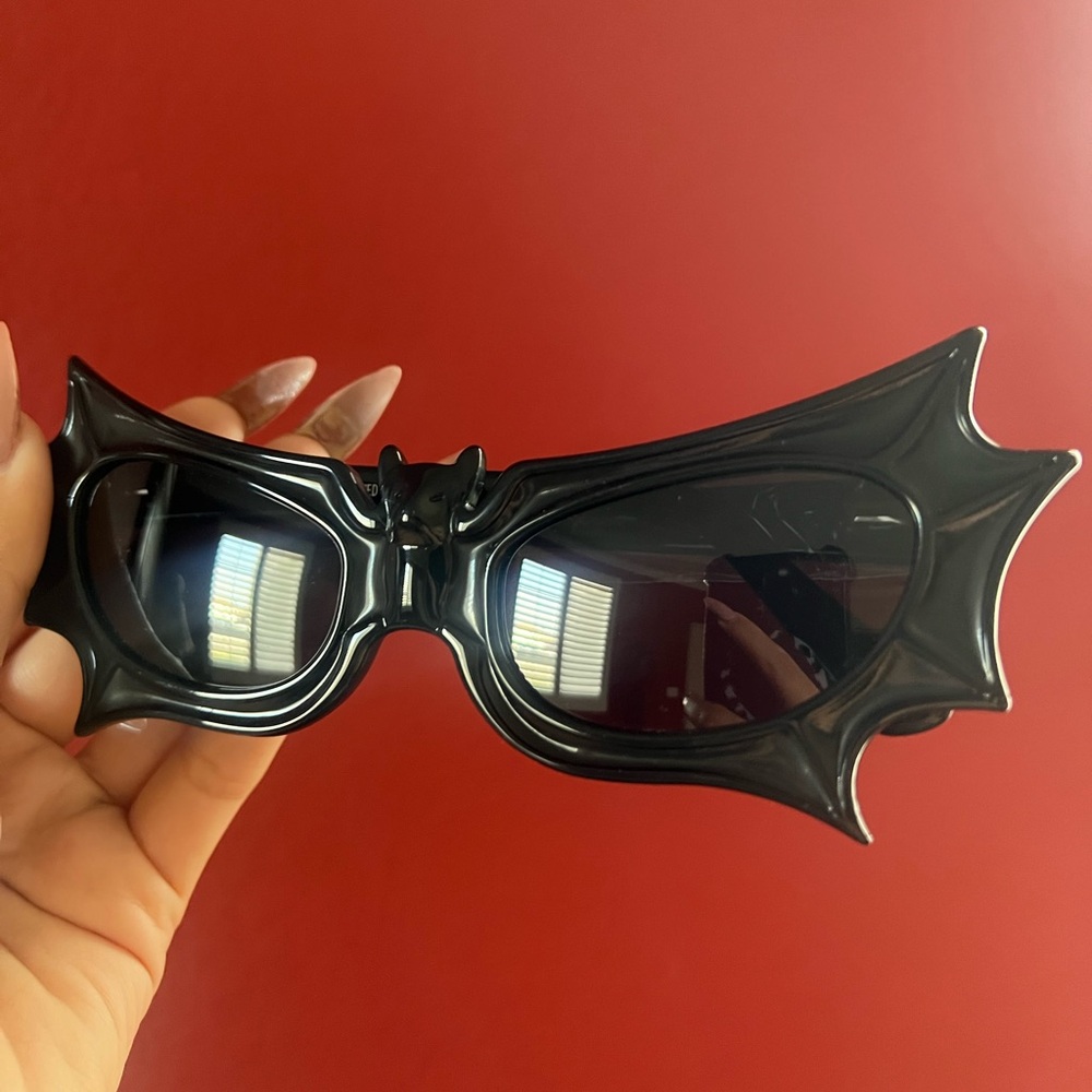 La Femme En Noir Vamp Batwing Black Goth Sunglasses - Picture 4 of 6
